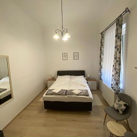 Rad-Var Apartmanhaz Eger Bagian luar foto