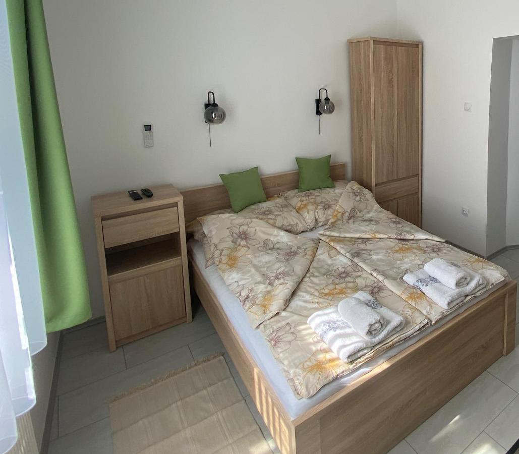 Rad-Var Apartmanhaz Eger Bagian luar foto