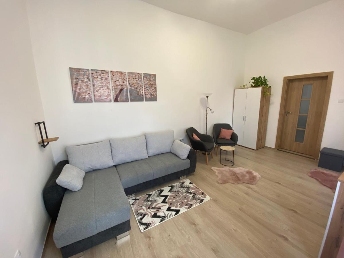 Rad-Var Apartmanhaz Eger Bagian luar foto