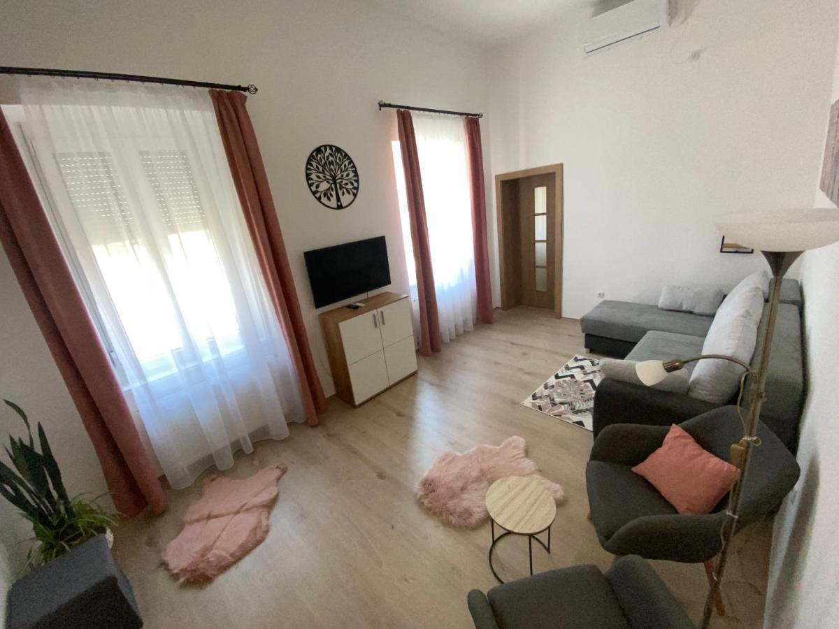 Rad-Var Apartmanhaz Eger Bagian luar foto