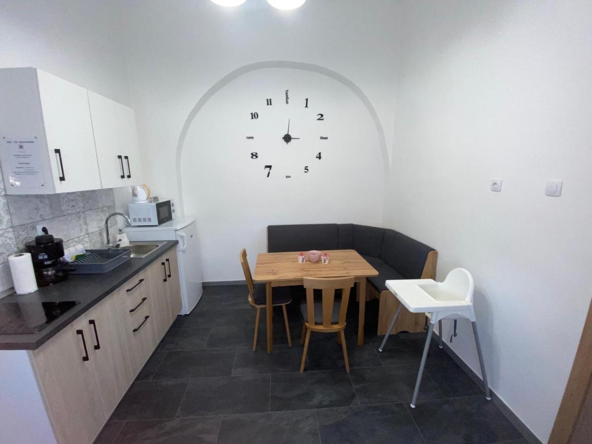 Rad-Var Apartmanhaz Eger Bagian luar foto