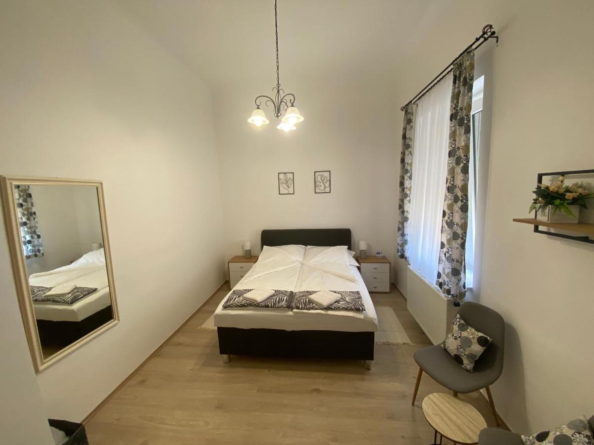 Rad-Var Apartmanhaz Eger Bagian luar foto
