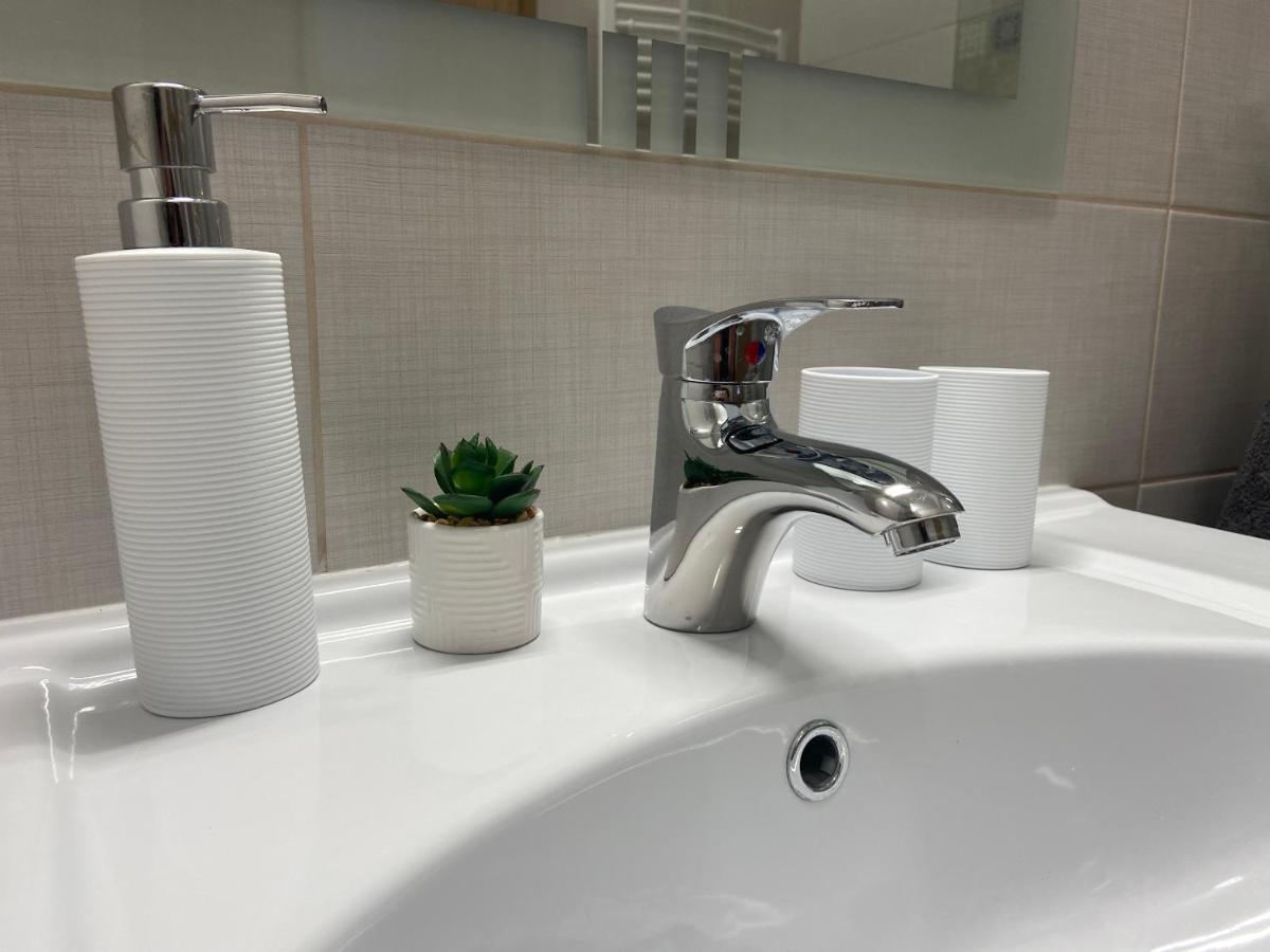 Rad-Var Apartmanhaz Eger Bagian luar foto