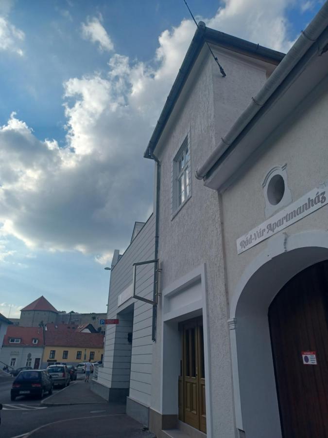 Rad-Var Apartmanhaz Eger Bagian luar foto