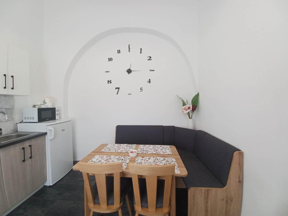 Rad-Var Apartmanhaz Eger Bagian luar foto