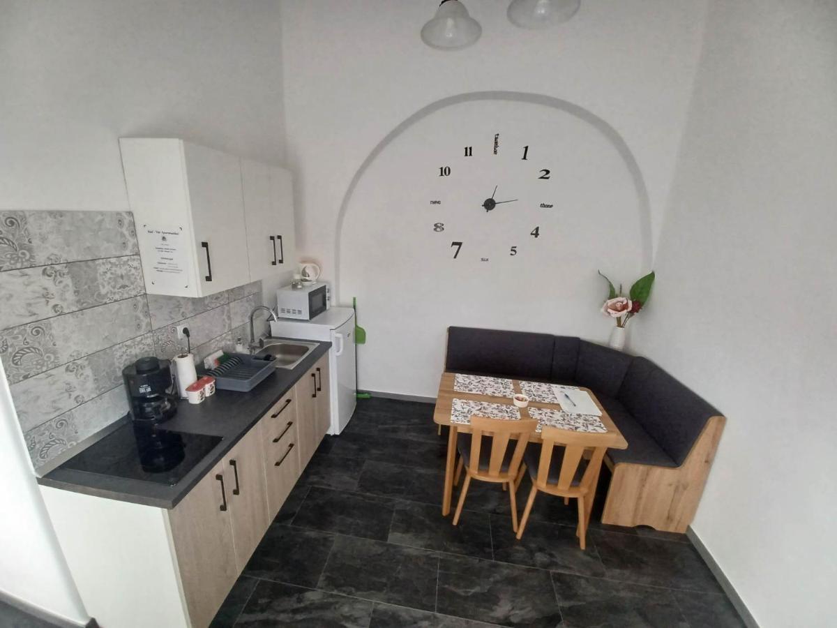 Rad-Var Apartmanhaz Eger Bagian luar foto