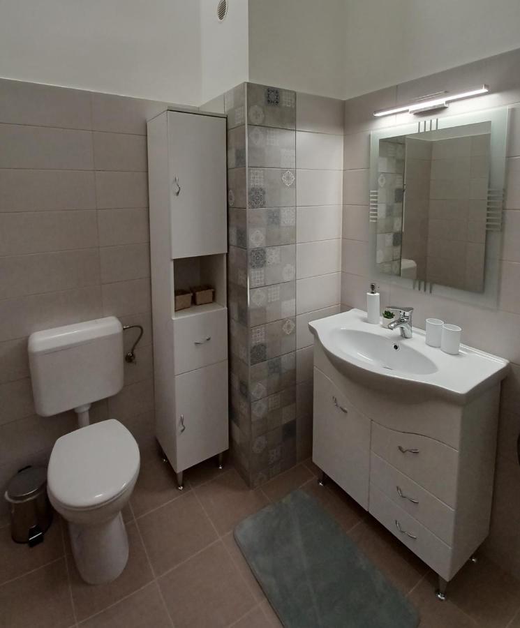 Rad-Var Apartmanhaz Eger Bagian luar foto