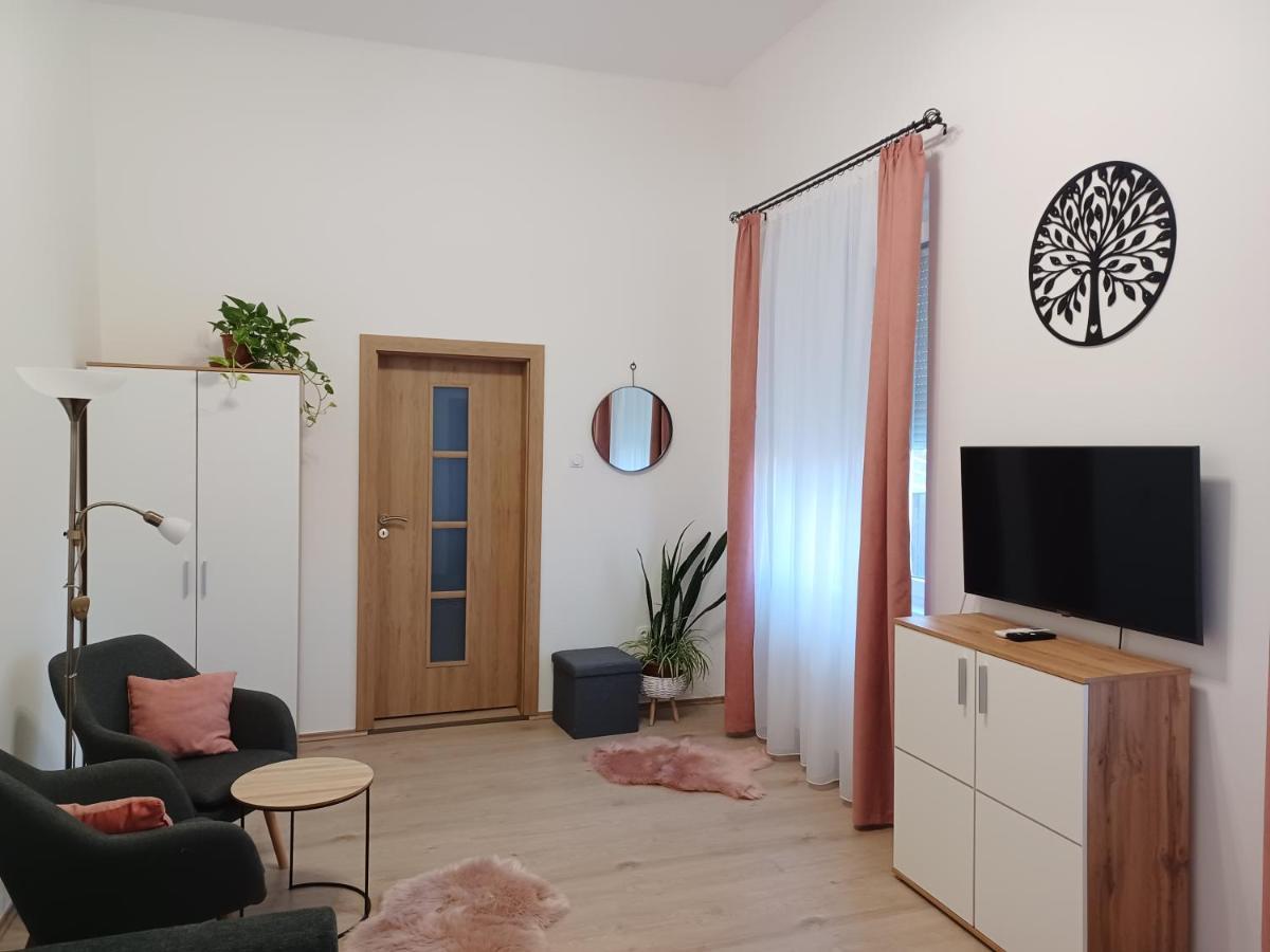 Rad-Var Apartmanhaz Eger Bagian luar foto