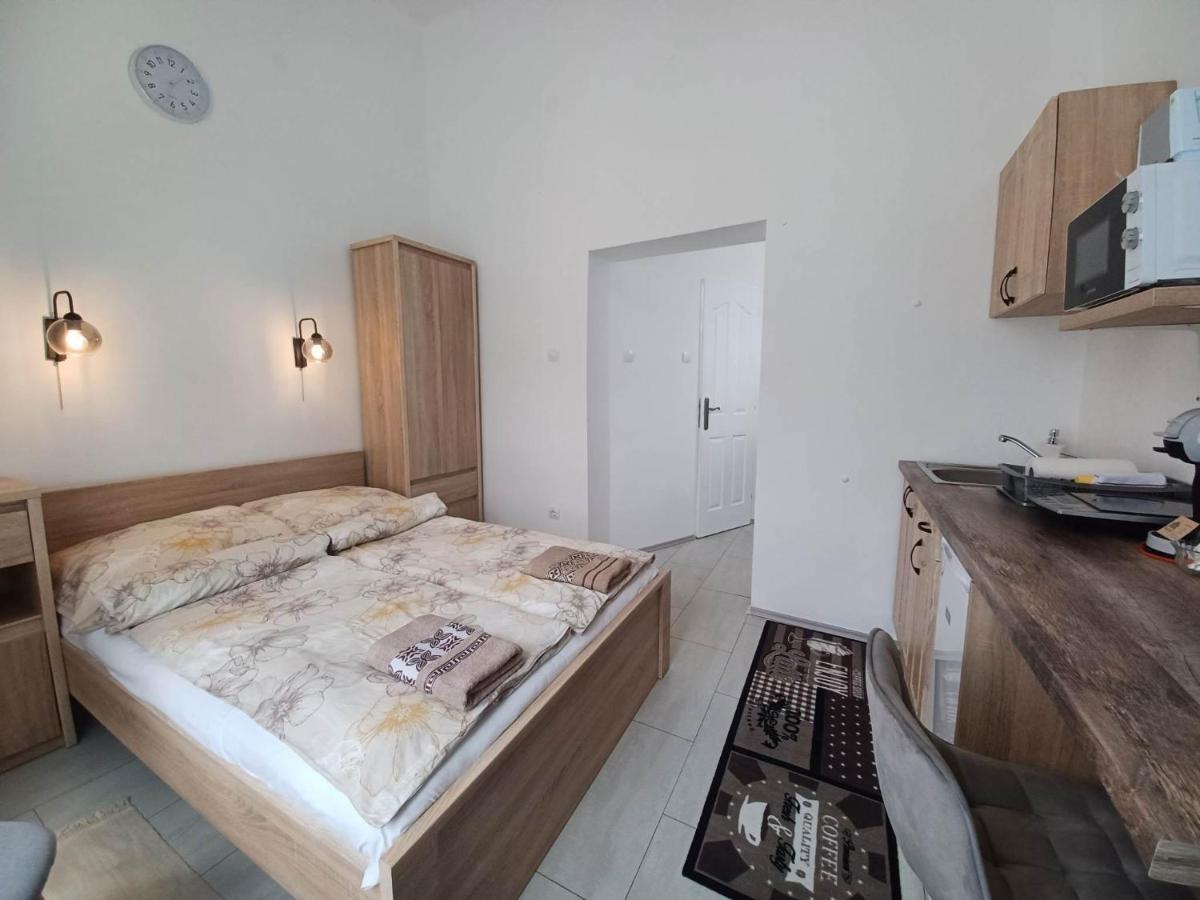 Rad-Var Apartmanhaz Eger Bagian luar foto
