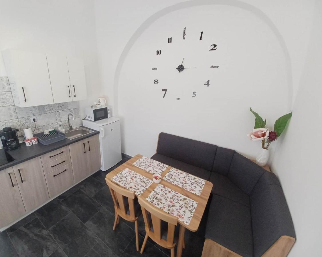 Rad-Var Apartmanhaz Eger Bagian luar foto