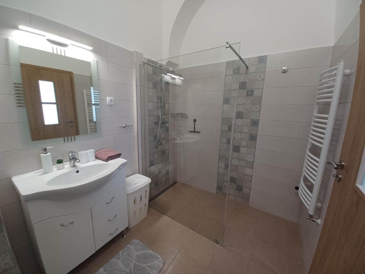 Rad-Var Apartmanhaz Eger Bagian luar foto