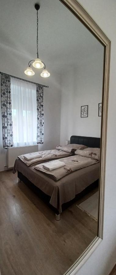 Rad-Var Apartmanhaz Eger Bagian luar foto