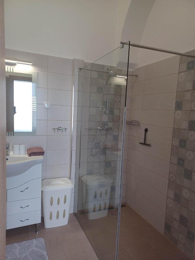 Rad-Var Apartmanhaz Eger Bagian luar foto