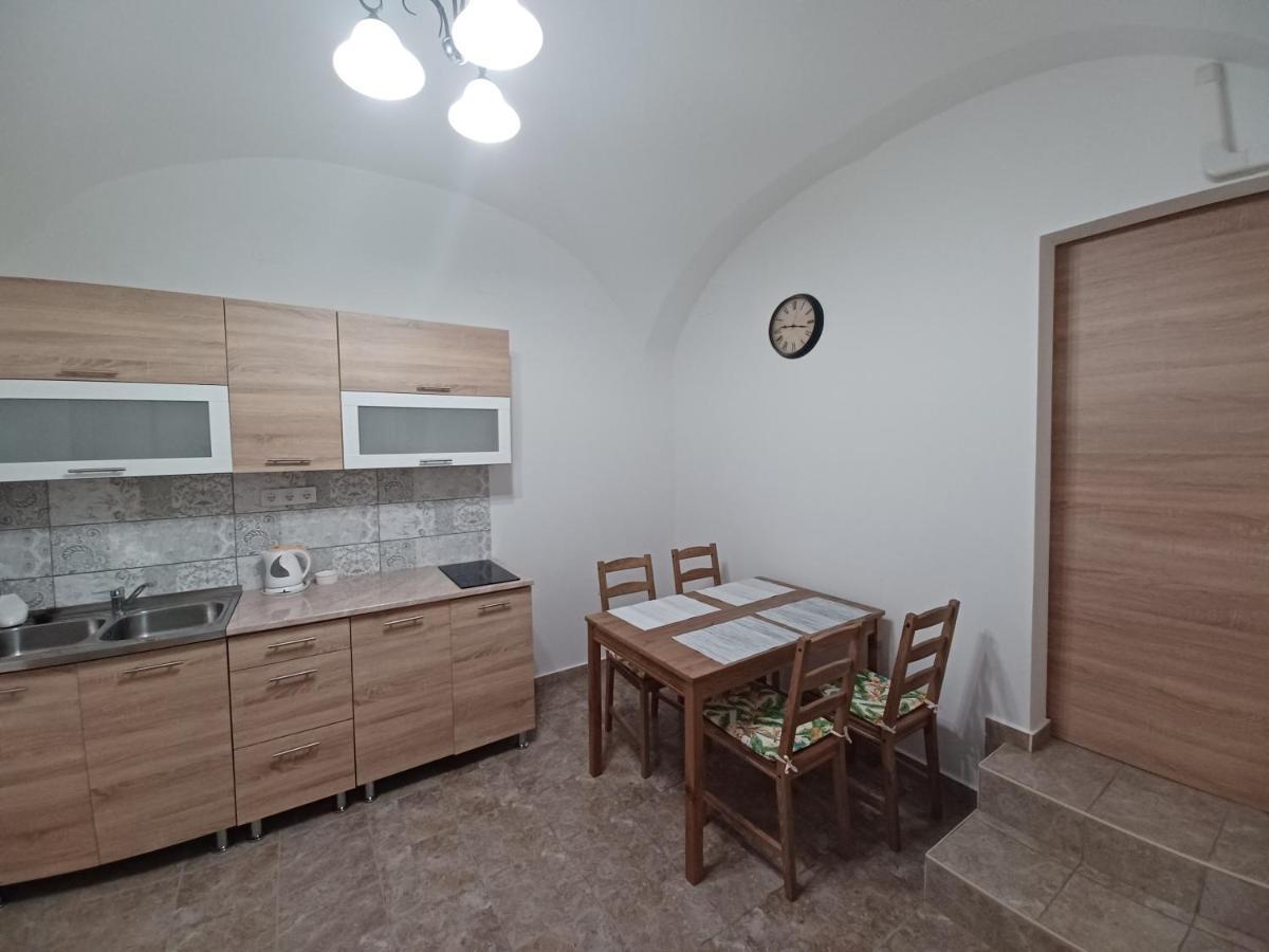 Rad-Var Apartmanhaz Eger Bagian luar foto