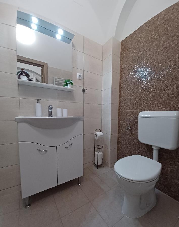 Rad-Var Apartmanhaz Eger Bagian luar foto
