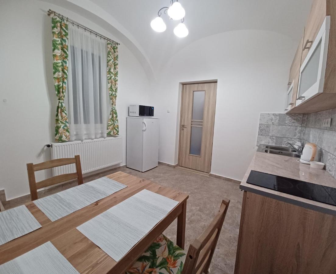 Rad-Var Apartmanhaz Eger Bagian luar foto