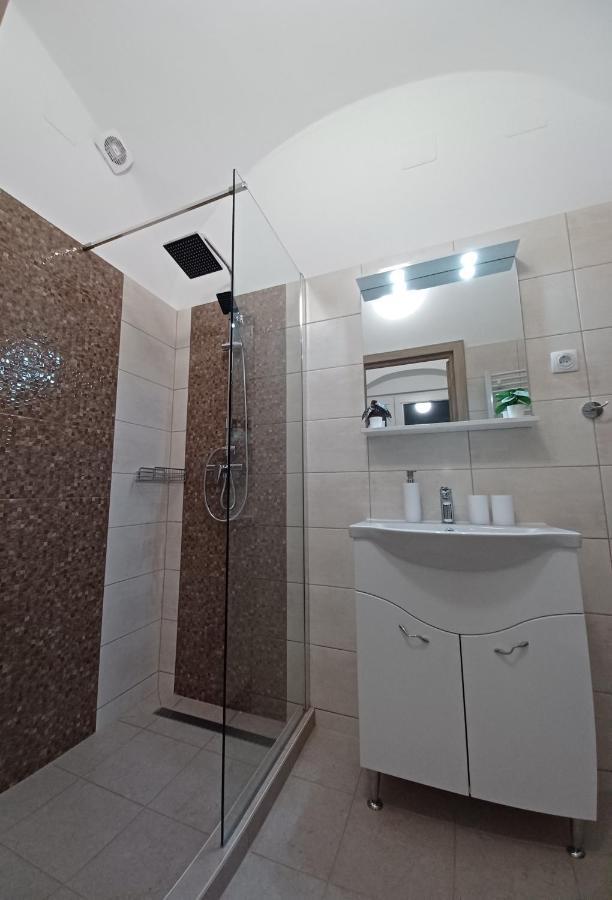 Rad-Var Apartmanhaz Eger Bagian luar foto